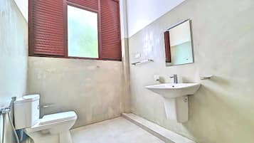 Kamar Double Deluks, pemandangan kebun | Kamar mandi