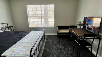 1 dormitorio, escritorio, wifi gratis y ropa de cama