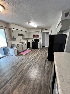 Private kitchen - Westchase private room with private bathroom plus kitchen, gated community (Houston)
