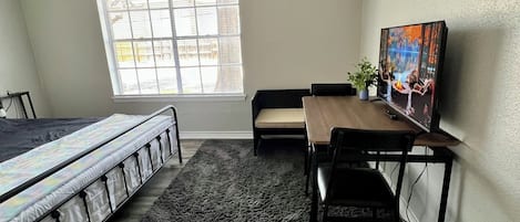 1 habitación, escritorio, wifi gratis y ropa de cama