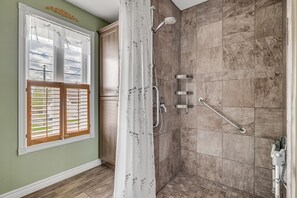 Dusche, Handtücher, Toilettenpapier