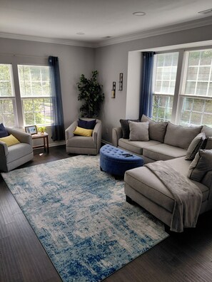 Living area - Spacious 3-bedroom townhome in charming Mount Holly less than 30 min from Philly (Mount Holly)