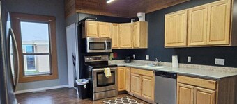 2 bed/1 bath - great central location - near ferry terminal, shops & more