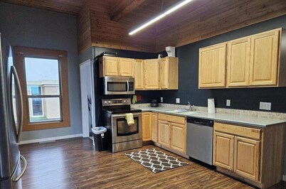 2 bed/1 bath - great central location - near ferry terminal, shops & more