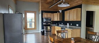 2 bed/1 bath - great central location - near ferry terminal, shops & more