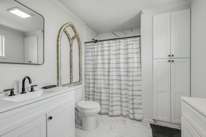 Serviettes fournies, papier toilette
