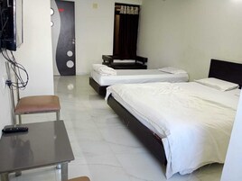 Habitación familiar, vistas a la ciudad | Wifi gratis