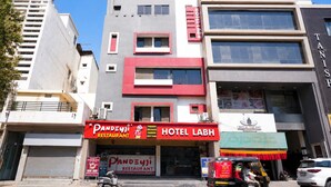 Un edificio de varios pisos con un restaurante llamado 'Pandeyji' y un hotel llamado 'Hotel Lah'.