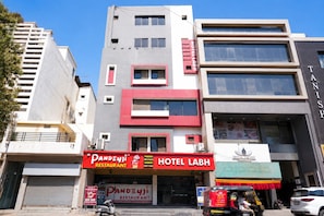 Monikerroksinen rakennus, jossa on ravintola nimeltä ’Pandeyji’ ja hotelli nimeltä ’Hotel Lah’.