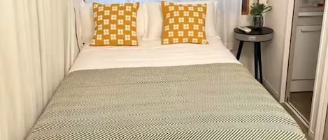 Comfort Double Room | Free WiFi, bed sheets