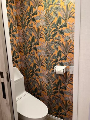 Comfort Double Room, Non Smoking (SUZUKI 203) | Bilik Mandi | Kelengkapan dandanan diri percuma, pengering rambut, tuala disediakan 