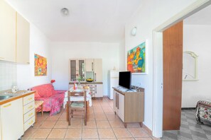 A compact living space with a kitchenette, dining area, and a television. - Leuca Relax&Sea n.3bbis, Castrignano del Capo, Italy (Castrignano del Capo)