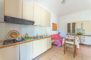 A kitchen with a stove, sink, and cabinets. - Leuca Relax&Sea n.3bbis, Castrignano del Capo, Italy (Castrignano del Capo)