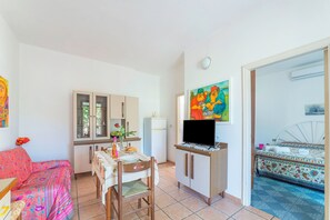 A compact room with a kitchenette, a dining area, a bed, and a TV. - Leuca Relax&Sea n.3bbis, Castrignano del Capo, Italy (Castrignano del Capo)