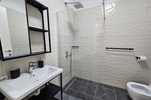 Dusche, Haartrockner, Handtücher
