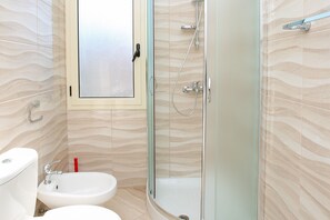 Douche, sèche-cheveux, bidet, serviettes fournies
