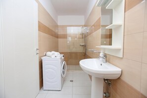 Douche, sèche-cheveux, serviettes fournies