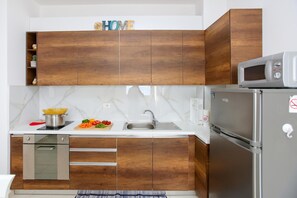 Coffee/tea maker, fridge, microwave, oven - Richard Sea View Apartment, Vlore, Albania (Vlore)