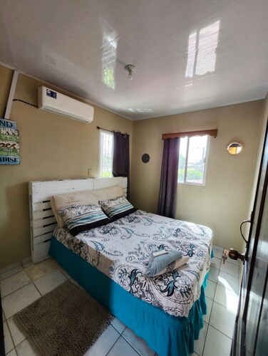 Delightful 1-bedroom house with AC in charming La Ceiba