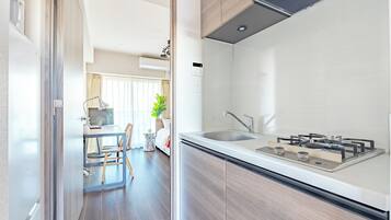 Una cocina moderna con estufa integrada, un lavaplatos y armarios de madera.