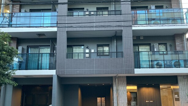 A multi-story building with a modern architectural design, featuring balconies, large windows, and a gated entrance. - Dash Living Osaki (Shinagawa-ku)