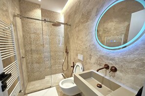 Dutxa, banyera d'hidromassatge, assecador de cabells i bidet 