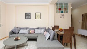 TV - Vlora Sunset Apartment /w Balcony & Sea View, Vlore, Albania (Vlore)