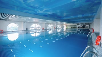 Una piscina cubierta