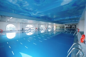 Una piscina cubierta