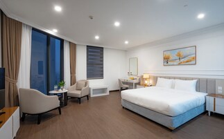 Habitación junior doble de uso individual, vistas a la ciudad | Caja fuerte, espacio para trabajar con un portátil, cortinas opacas