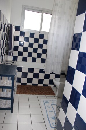 Een douche, een haardroger, een bidet, handdoeken