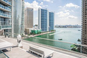 Ein Hochhaus-Hotel mit Blick auf einen Fluss und andere Gebäude.