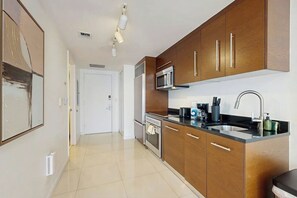 Private kitchen - Stylish retreat with Sonos theater room and cozy king suites (Miami)