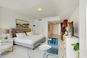 Room - Stylish retreat with Sonos theater room and cozy king suites (Miami)