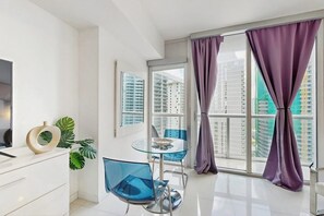 Interior - Stylish retreat with Sonos theater room and cozy king suites (Miami)