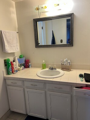 Towels, toilet paper - Short or Long Term 1 bedroom with bathroom in central Aurora (Aurora)