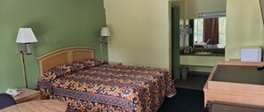Desk, free WiFi - TRAVELERS INN (Gainesville)