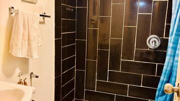 Regadera, toallas, jabón, papel de baño