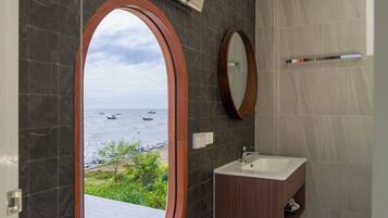 Beach Front Pool Villa | ์์ค | ์ค์ ์์ค, ํค์ด๋๋ผ์ด์ด, ํ์