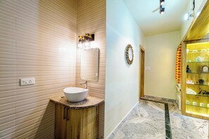 Free toiletries, slippers, towels, soap - Aadi-Kashi Retreat 2bhk flat (Varanasi)