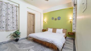 Laptop workspace, blackout drapes, iron/ironing board, free WiFi