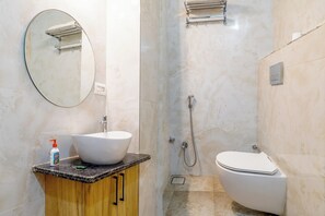 Free toiletries, slippers, towels, soap - Aadi-Kashi Retreat 2bhk flat (Varanasi)