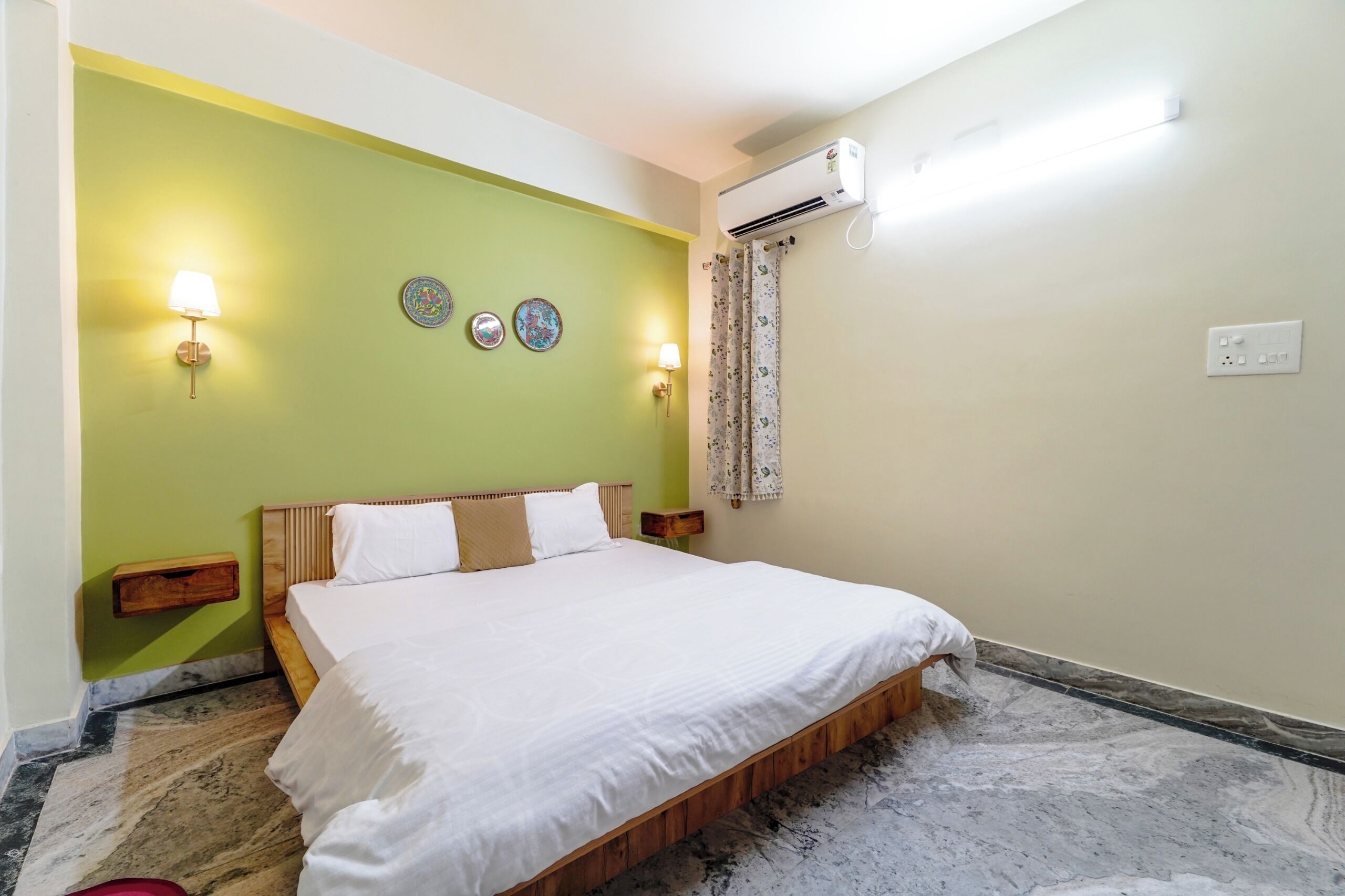 Espacio para trabajar con un portátil y cortinas opacas