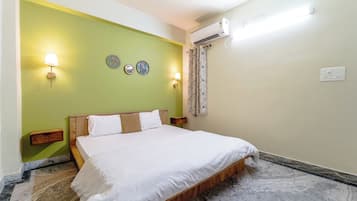 Laptop workspace, blackout drapes, iron/ironing board, free WiFi