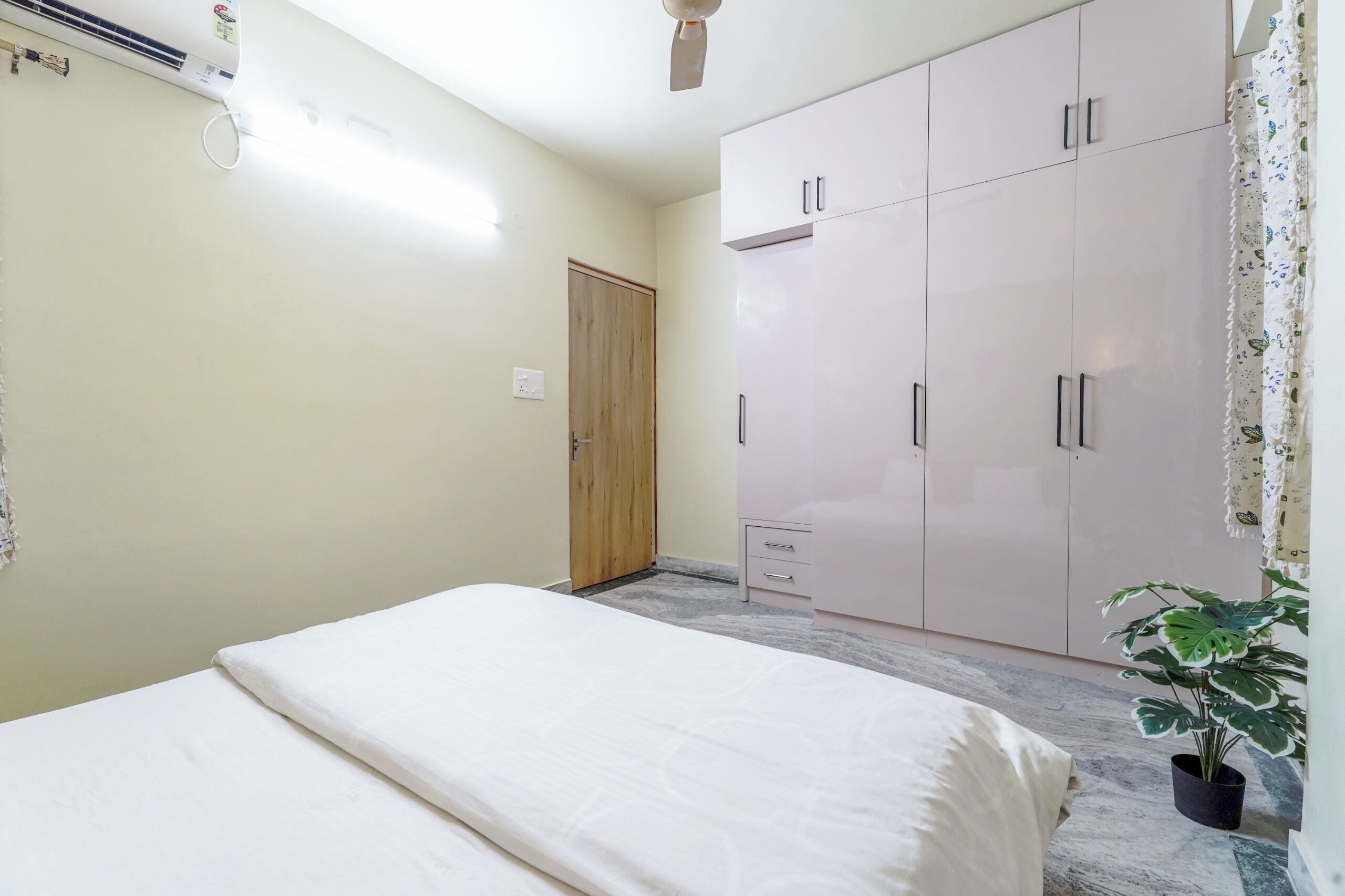 Laptop workspace, blackout curtains, iron/ironing board, free WiFi