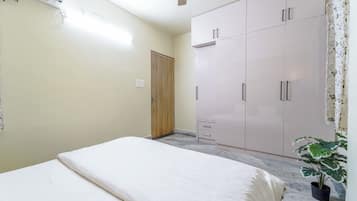 Laptop workspace, blackout curtains, iron/ironing board, free WiFi