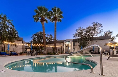 2BR  Cozy Mesa Stay Near DT with Pools & Gym