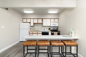 Coffee/tea maker, fridge, microwave, oven - 1BR Charming Mesa Stay, Sleeps 2, Near Downtown (Tempe)