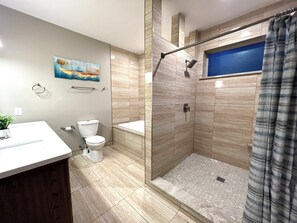 Shower, jetted bath, hair dryer, towels - Spacious 4-bedroom house in charming Pigeon Forge secluded private nice location (Pigeon Forge)