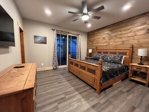 5 bedrooms, iron/ironing board, WiFi, bed sheets - Spacious 4-bedroom house in charming Pigeon Forge secluded private nice location (Pigeon Forge)